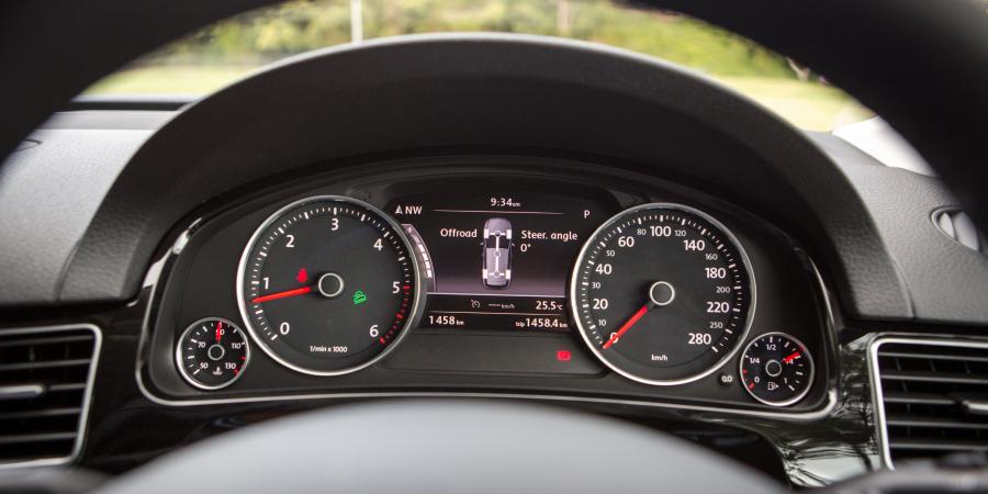 Панель приборов Volkswagen Touareg V6 TDI Wolfsburg Edition 2016 года  (AU) (фото 30 из 30)
